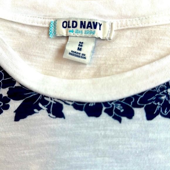 Old Navy women’s T, medium - Picture 2 of 2